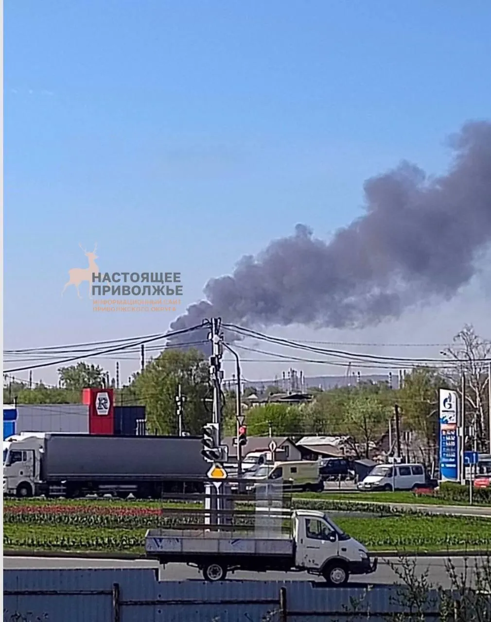 В Перми прозвучали сирены, сработала система ПВО, аэропорт временно приостанавливал рейсы. По предварительной информации, основной удар пришёл по НПЗ, жертв и пострадавших нет. Многие школы переведены на удалённое обучение или эвакуированы.
