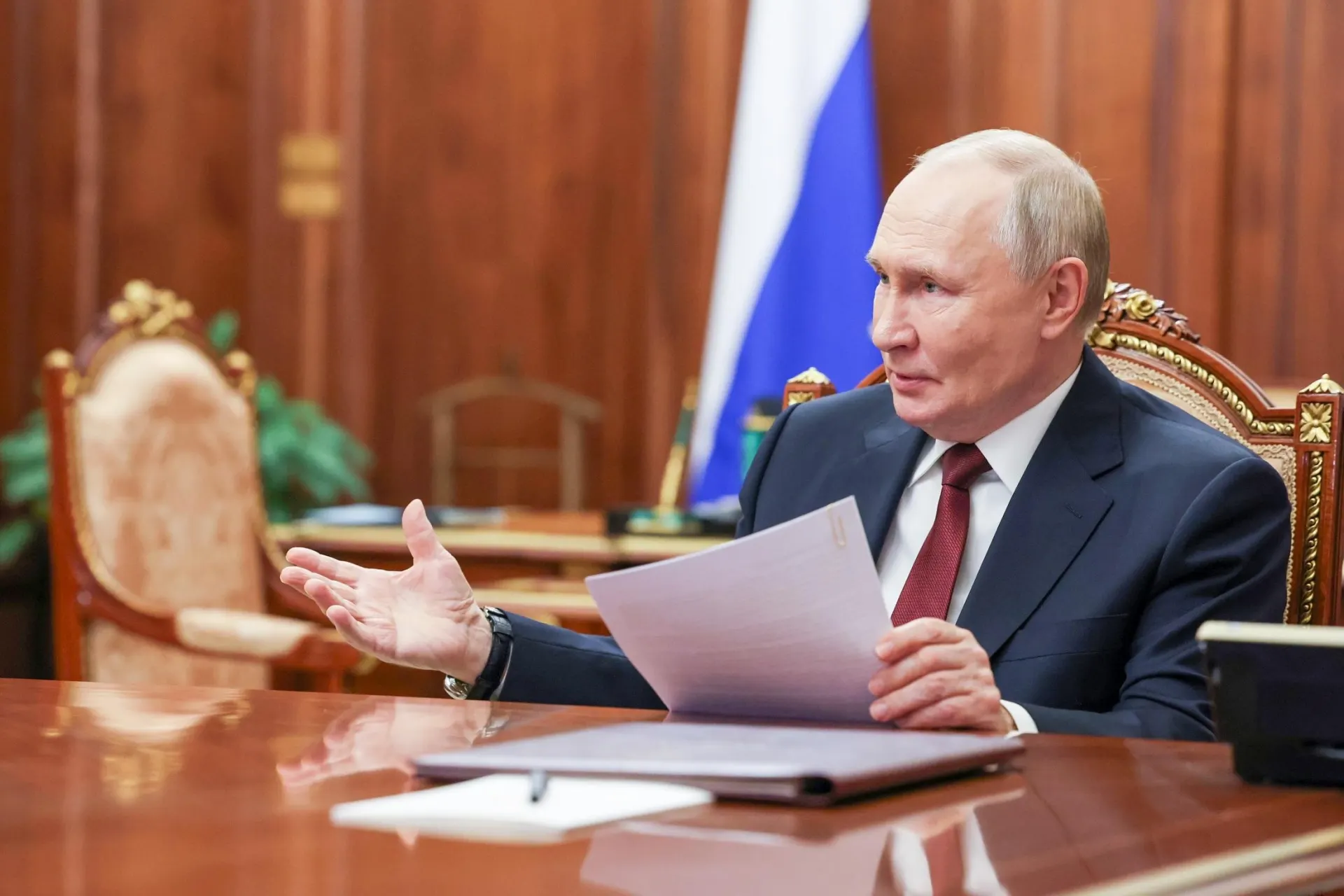 Указ предписывает регионам установить минимальный набор льгот для участников войны и их родственников независимо от даты и места службы. Меры включают компенсации, приоритетное трудоустройство, медицинскую и психологическую помощь, а для детей — бесплатное питание, дополнительное образование и приоритет при зачислении.