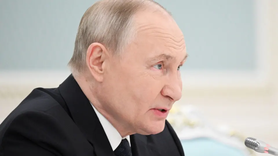 Власти ставят задачу увеличить число иностранных студентов до полумиллиона к 2030 году, однако параллельно усиливаются кампании по привлечению иностранцев на службу по контракту — правозащитники предупреждают о принуждении и риске бессрочных контрактов.