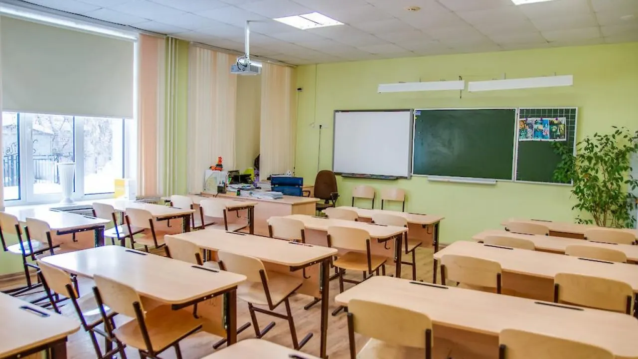Ряд учебных заведений региона ввёл запрет на одежду с иностранными надписями в рамках мер по профилактике радикализации; решение вызвало общественный резонанс и обращения в надзорные органы.