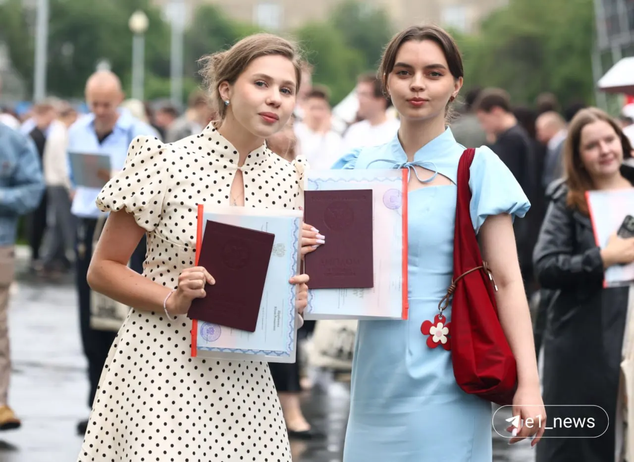В Уральском федеральном университете состоялась церемония вручения дипломов: студенты радовались, хоть часть мантий и не хватило. Первая подборка фотографий с выпуска.