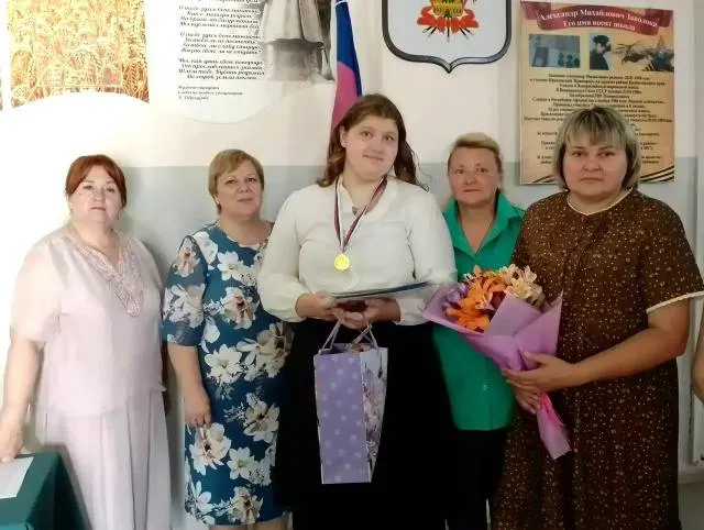 В школе №6 станицы Приазовской прошёл выпускной для одной ученицы — Анастасии Хорошайло, завершившей 11-й класс. Ей вручили аттестат и пожелали успехов при поступлении в вуз.