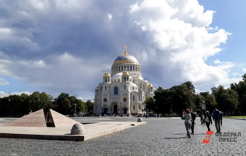 Посещаемость Кронштадта выросла с примерно 1 млн в 2020 году до 4,1 млн в 2025 году. Власти отмечают масштабную модернизацию дорожной и социальной инфраструктуры, которая поддерживает приток туристов.