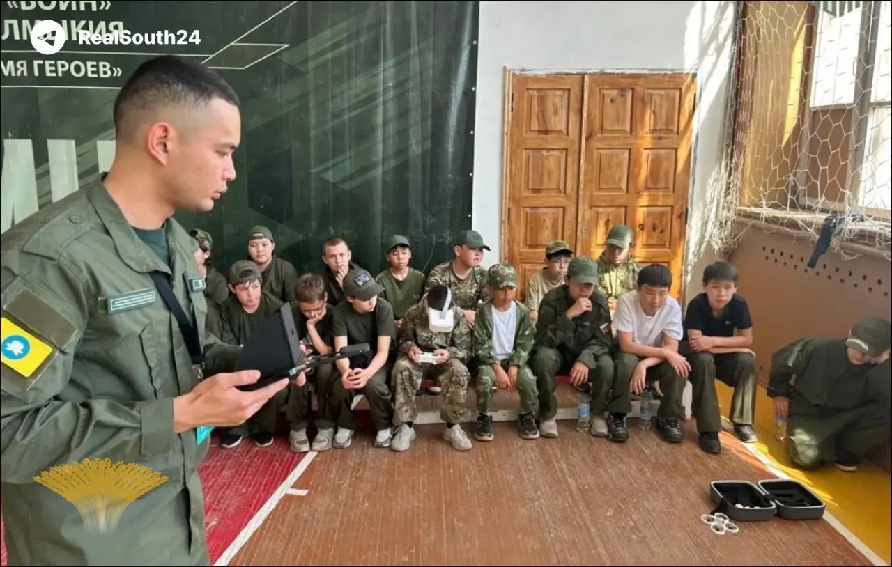 В республике при поддержке Росмолодёжи стартовала «Школа оператора БПЛА» для детей: занятия проводят ветераны и казаки, а завершится программа гонками дронов на тактическом полигоне.