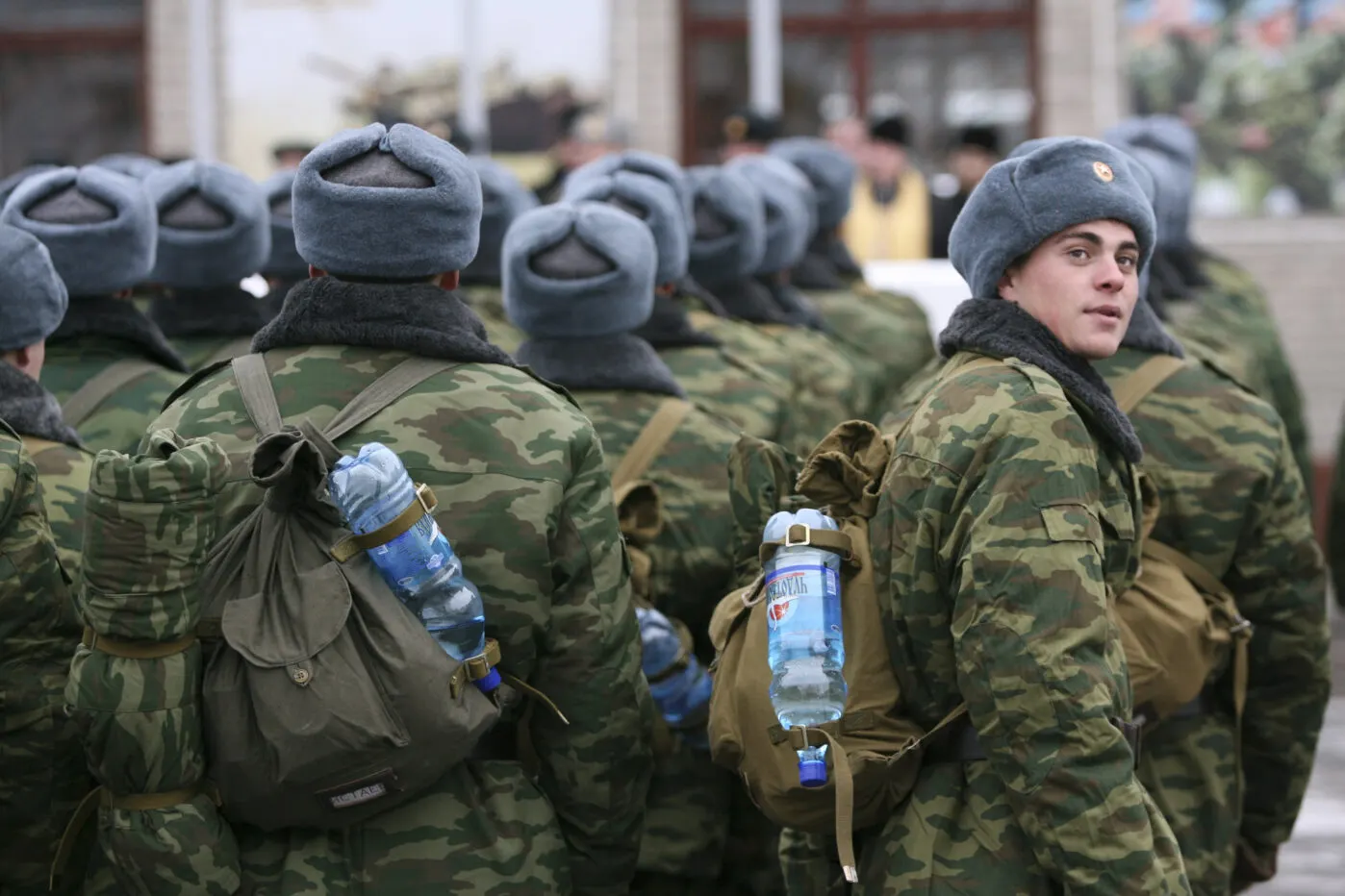 Анонимный украинский проект опубликовал поимённый список студентов российских вузов и колледжей, якобы заключивших контракты с Минобороны. Многие — первокурсники; обещания «гарантированного увольнения» могут быть обманом.