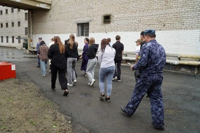 В рамках Месячника популяризации здорового образа жизни студентов провели на экскурсию в СИЗО №1: участникам показали камеры, карантин и карцер, сотрудники МВД и ФСИН прочитали лекции об уголовной ответственности.