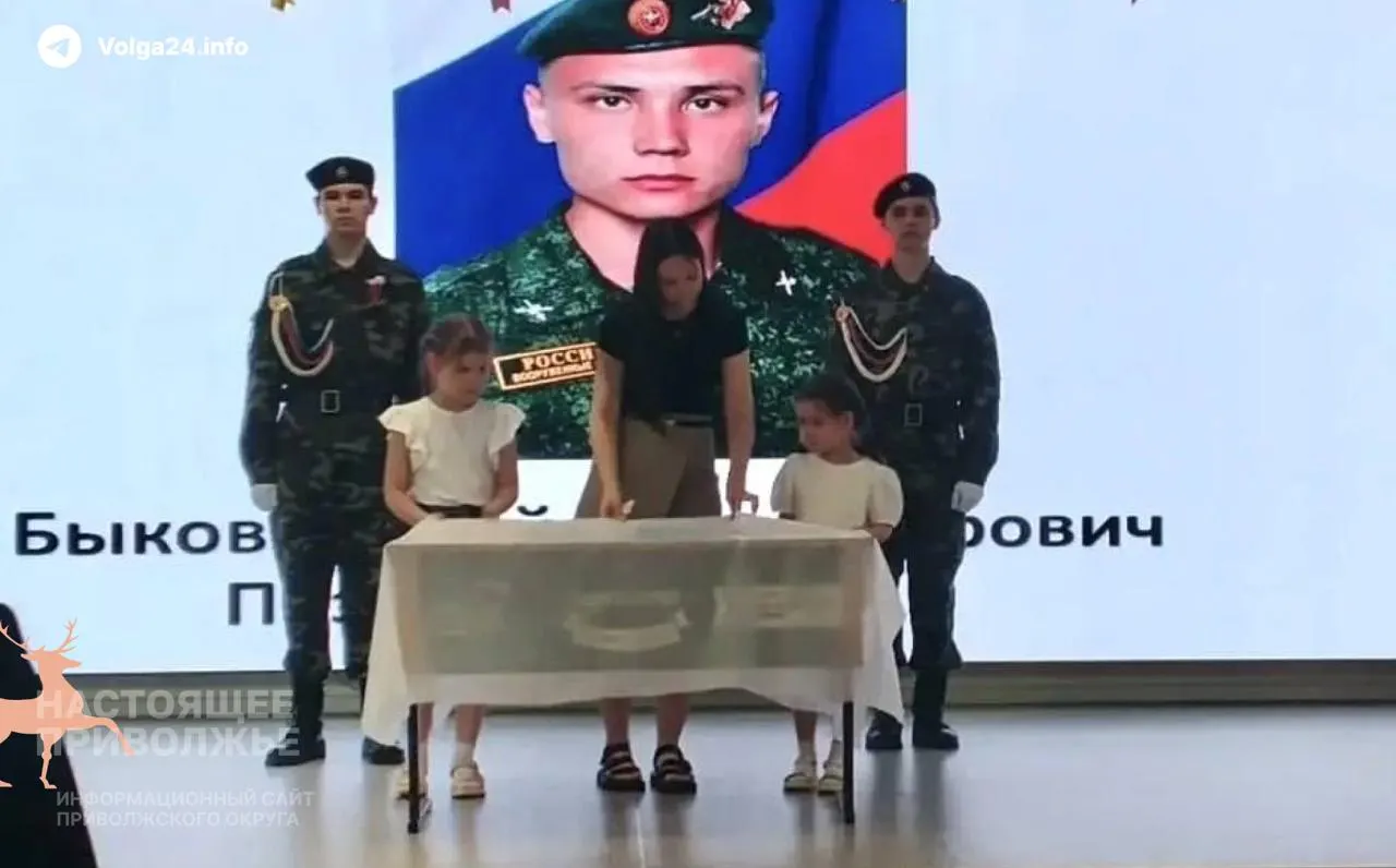 В школе №7 Чебоксар установили парту в память о выпускнике Сергее Быкове, погибшем в 2024 году; на церемонии присутствовали родственники и региональные чиновники.