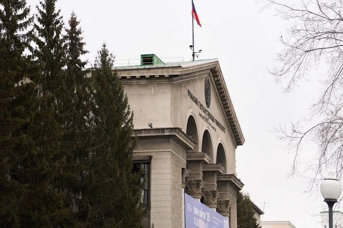 В российских вузах растёт число программ по подготовке операторов беспилотников; правозащитники отмечают случаи давления и нарушения добровольности. Созданы информационные материалы и памятки для защиты прав студентов и преподавателей.