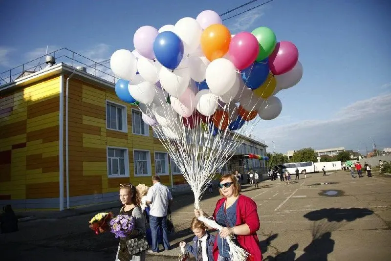 Власти Краснодара перенесли торжественные линейки для выпускников 9-х и 11-х классов в помещения школ. Перед событиями пройдут проверки образовательных учреждений, а в дни праздников будет обеспечено дежурство полиции и усиленное патрулирование в общественных местах.