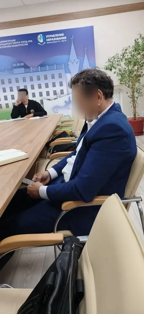 Мужчина из Советского района Уфы отправил жалобу на представителя управления образования: по его словам, во время собрания чиновник отвлекался на телефон и вел себя пренебрежительно.