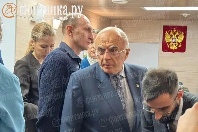 Александр Запесоцкий, проработавший на посту ректора всего несколько дней, перешёл на должность советника в Федерации профсоюзов в Москве. Его место заняла Лариса Пасешникова — долгосрочный сотрудник вуза с юридским образованием и педагогическим стажем.