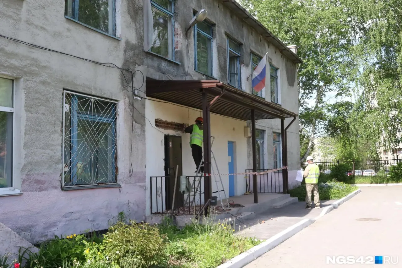 Детский сад №202 в Южном районе Кемерова закрыт на капитальный ремонт: работы начались в апреле, на них направили 70 млн рублей. Учреждение планируют открыть весной 2027 года; публикуем фото здания до преобразования и кратко о планах.