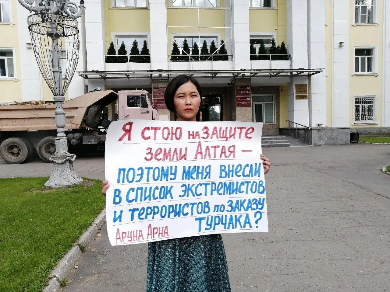 Коротко: президент потребовал гарантировать работу медицинских, платёжных и государственных онлайн‑сервисов при ограничениях интернета. Ректора вернули в вуз, на праймериз прошли военные, а алтайской активистке назначили пятилетний срок.