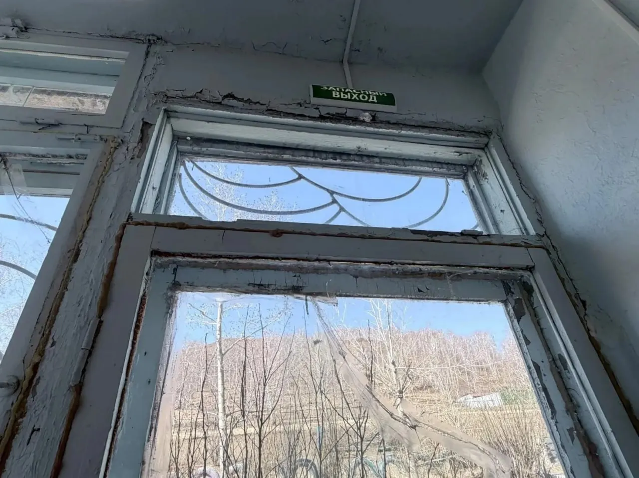 Персонал и руководство обращаются к властям: здание требует замены окон, ремонта отопления, сантехники и полов. На включение в программу капремонта средств в местном бюджете пока нет — в лучшем случае работы запланируют не ранее 2028 года.