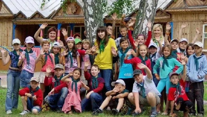 В регионе к летнему сезону готовы 60 загородных и 835 дневных лагерей; на площадках провели обработку от клещей и заявляют о соблюдении санитарных требований.