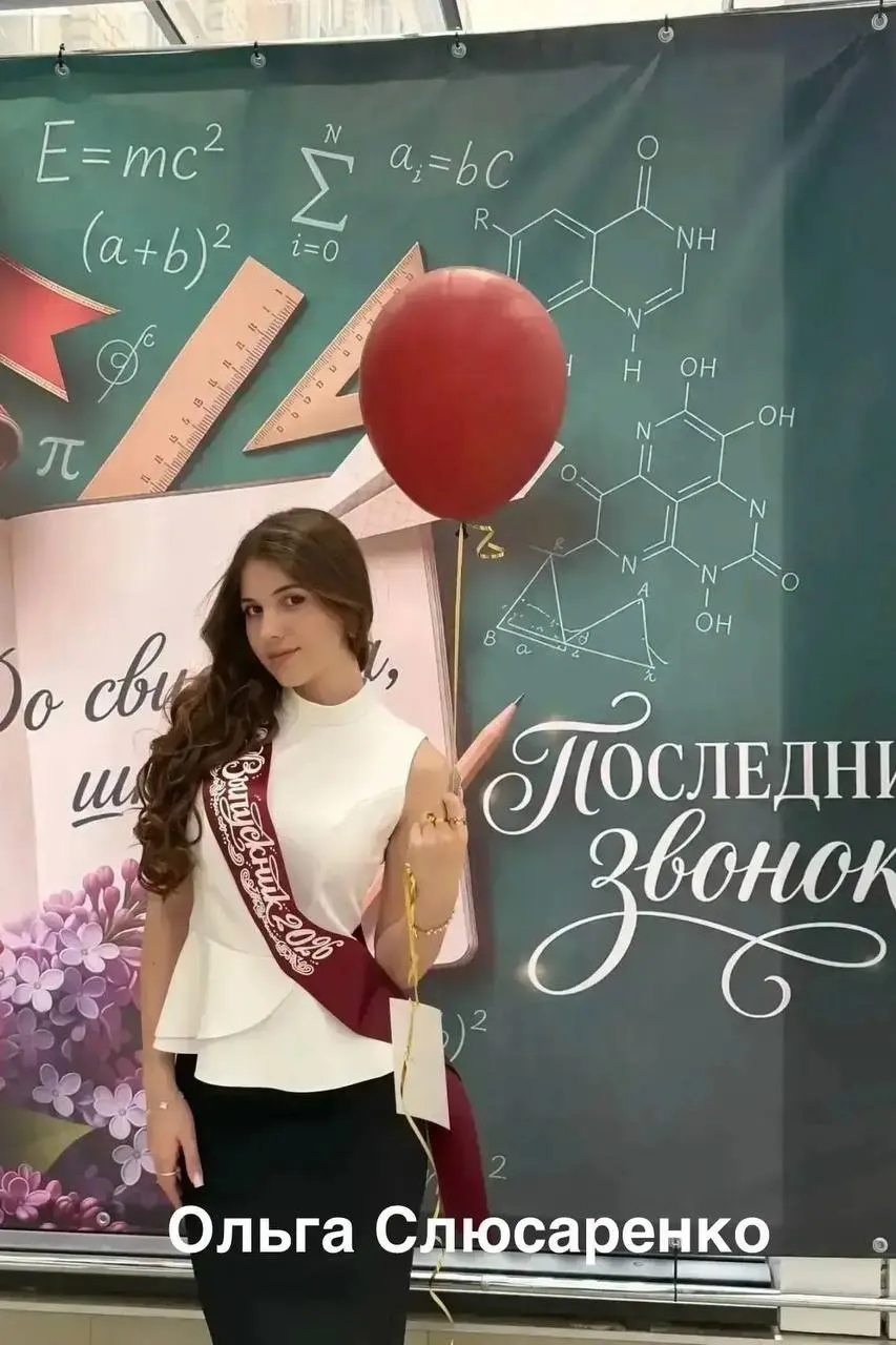 Выпускница гимназии №25 Ольга Слюсаренко получила максимальные 300 баллов по химии, биологии и русскому языку.
