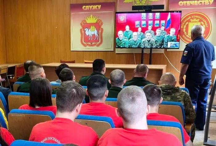 В Челябинске на базе военкомата провели телемост для студентов, где официально говорили о службе дроноводов, но по сути велась явная вербовка — о рисках и участии в нападениях на Украину собеседники умалчивали.