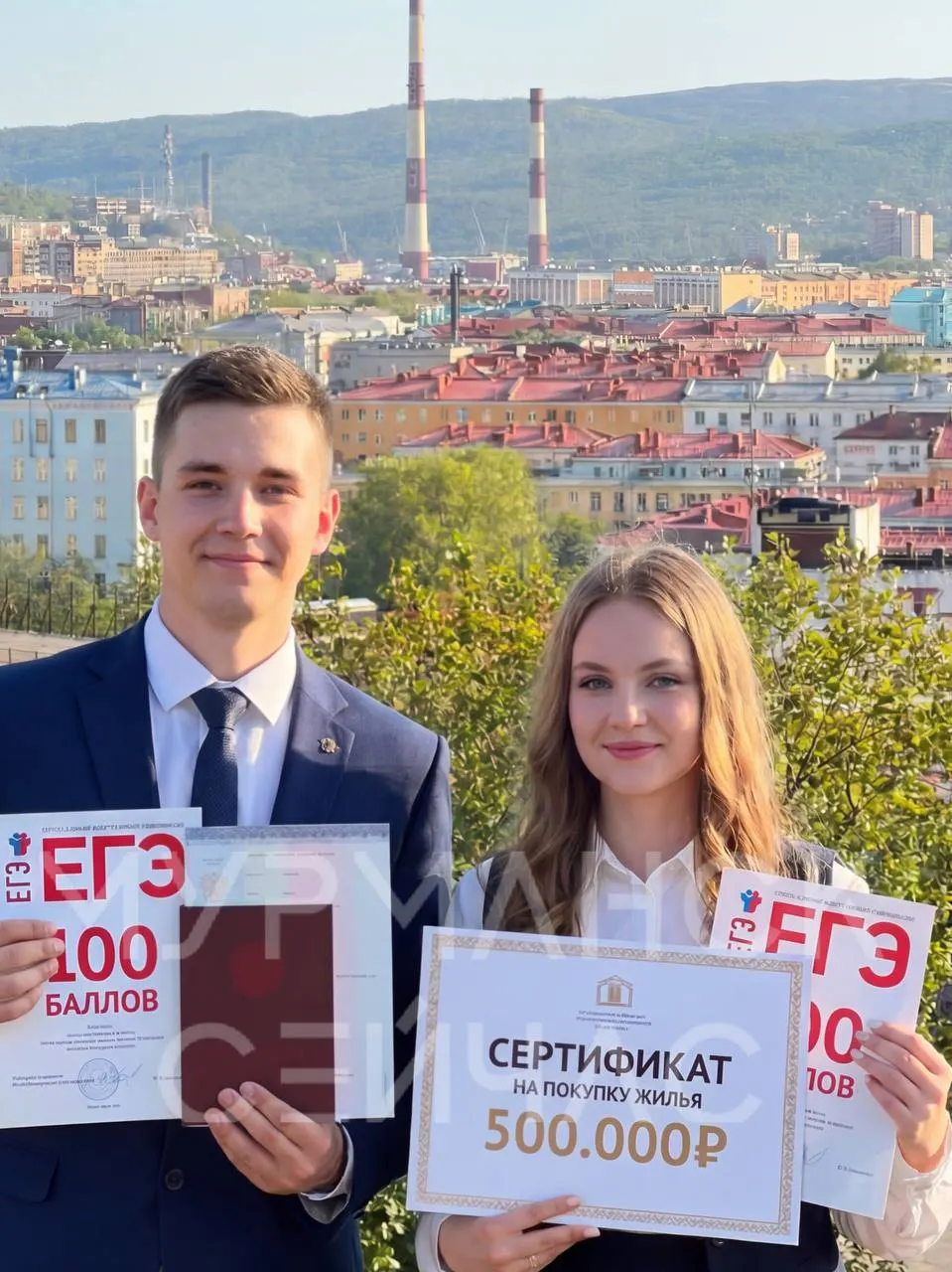 Получить сертификат можно при поступлении в Мурманский арктический университет или при обучении за пределами региона при подписании целевого договора с работодателем из Мурманской области; регион также готовит меры поддержки для тех, кто близок к «сотне».