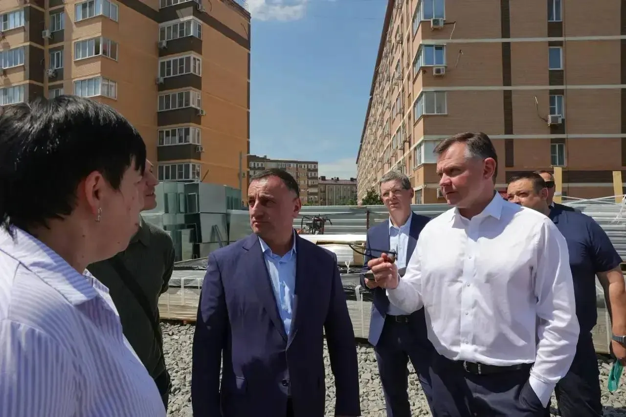 В микрорайоне Вертолётное поле готовят к открытю временную модульную школу на 400 мест: строительство планируют завершить к 1 августа, первые ученики начнут обучение 1 сентября; финансирование — из городского бюджета.