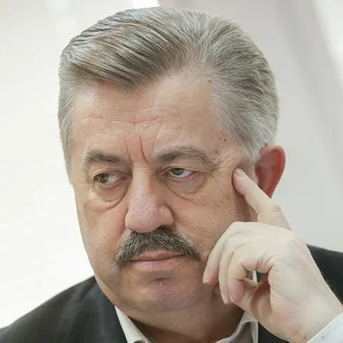 Первый заместитель председателя профильного комитета выступил за внедрение в школах программы начальной военной подготовки с 5-го класса, чтобы готовить молодёжь к защите страны и внешним вызовам.