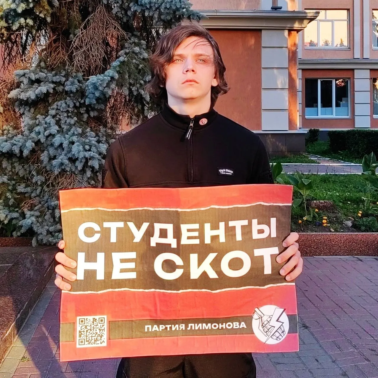Одиночный пикет у главного корпуса Мордовского государственного университета привлёк внимание полиции: студентов просят освободить комнаты для участников всероссийских и региональных мероприятий.