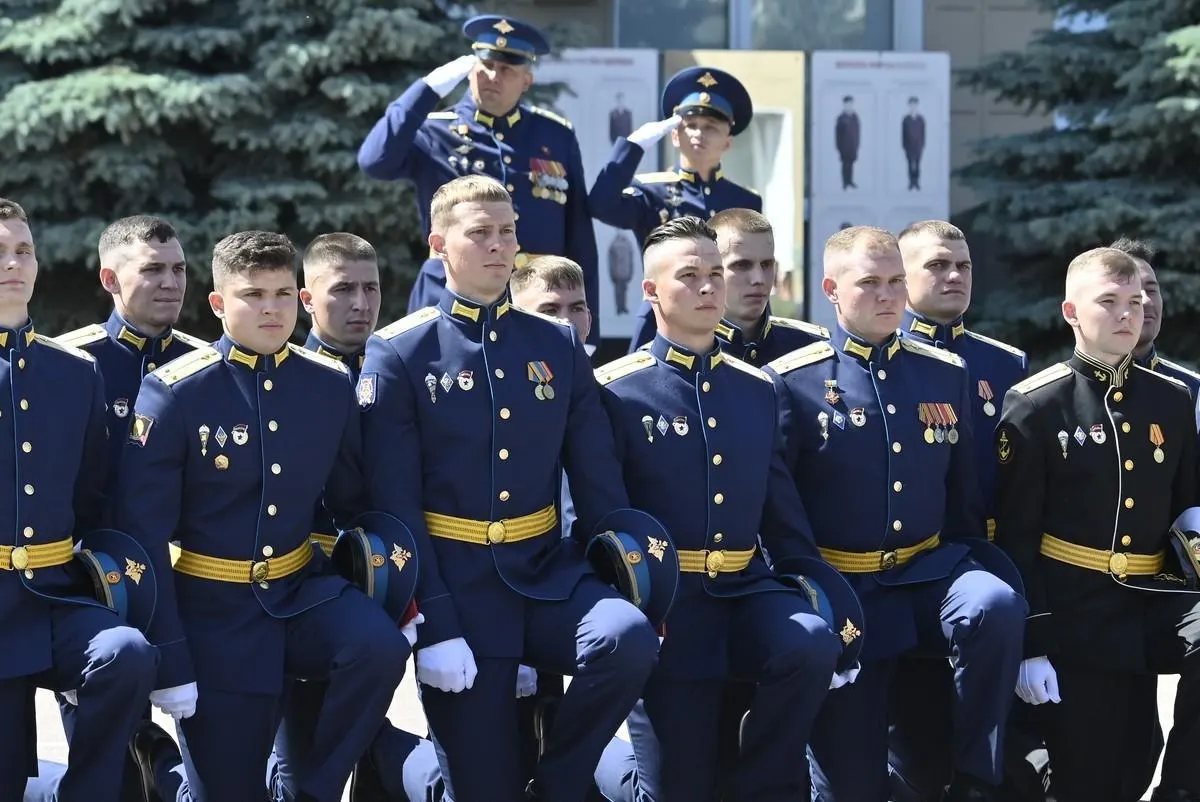 В Рязани прошла торжественная церемония выпуска офицеров и прапорщиков ВДВ: многие молодые слушатели окончили училище с золотыми медалями.