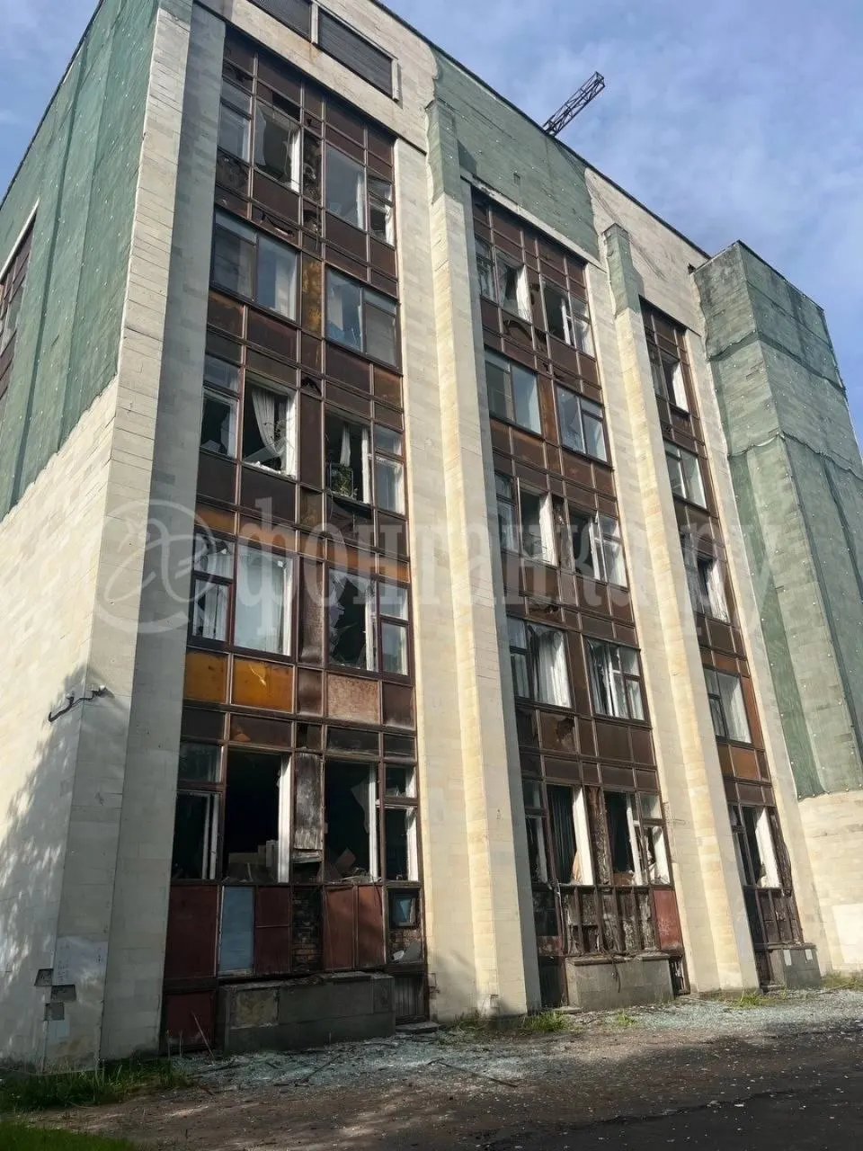 В здании НИИ физики им. В. А. Фока в Петергофе выбиты стёкла. Информация о причинах и пострадавших уточняется.