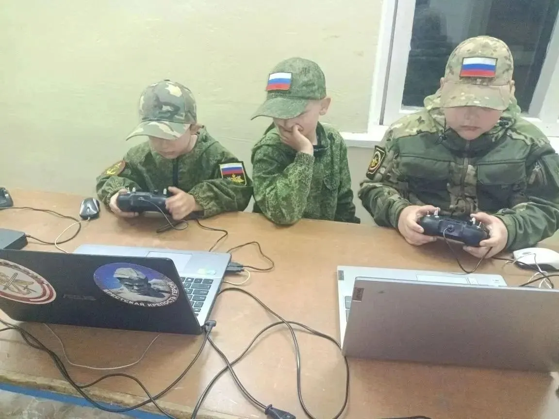 В нескольких приморских городах при поддержке краевого правительства запускают лагеря «Штурмовик» и «Пехотинец». В программе — военная подготовка и обучение управлению беспилотниками, жесткий распорядок и размещение по десять детей в кубриках.