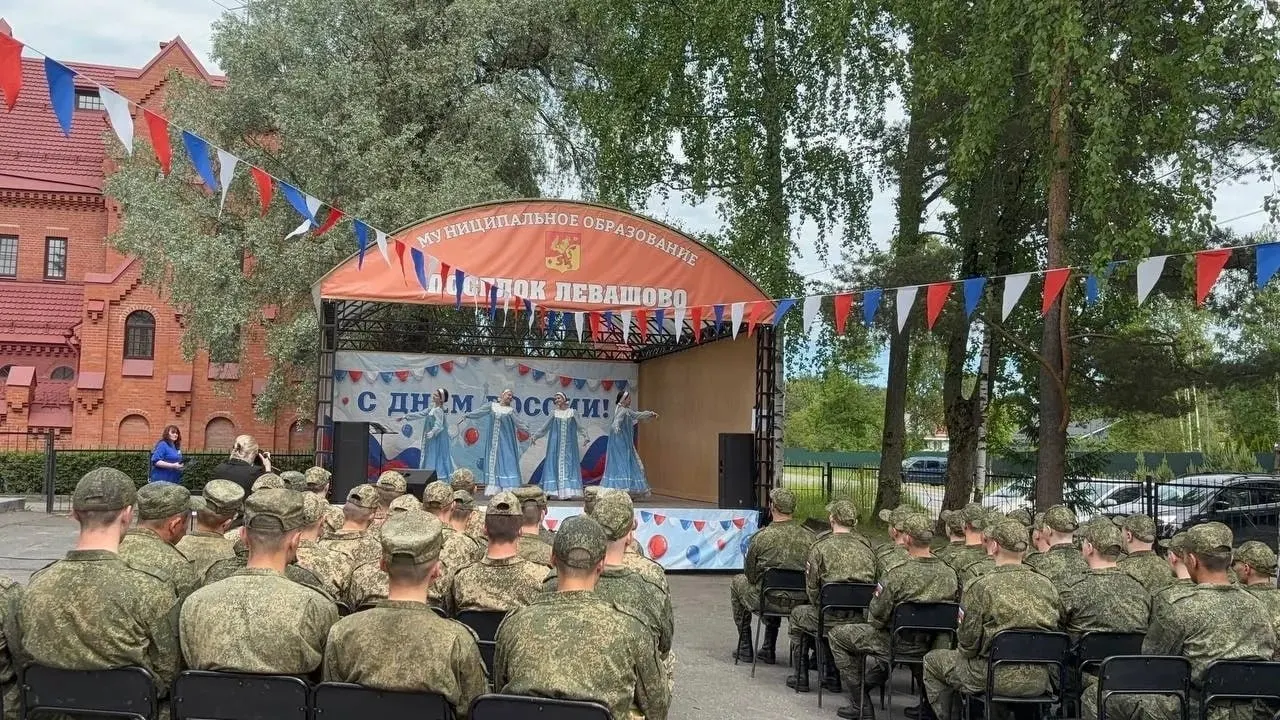 Участницы студии бального танца при школе №346 из Невского района выступили на празднике в Левашово 11 июня; командование нескольких воинских частей выразило коллективу благодарность.