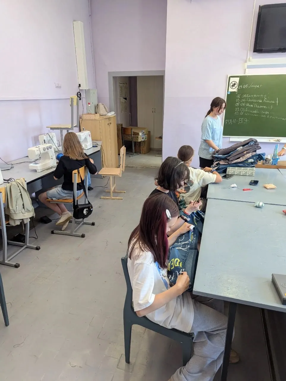 В школе №62 Ижевска школьниц 5–6 классов привлекли к швейной акции: за две недели они сшили трусы, которые отправят бойцам из Удмуртии в зону СВО. Оплаты труда не было.