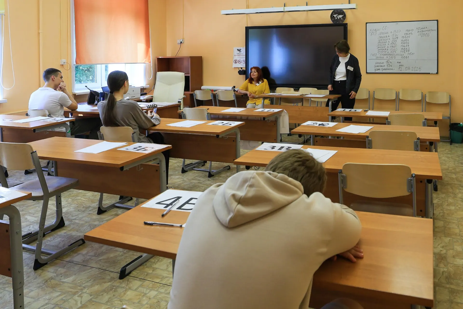 Ученики обнаружили неточность в формулировке задания на ЕГЭ по литературе. В ФИПИ пообещали провести проверку и при необходимости внести коррективы.