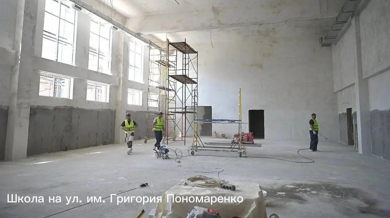 Обе школы в краевом центре находятся в завершающей стадии строительства: одна готова на 85%, вторая — на отделке; продолжаются работы по залам и благоустройству.
