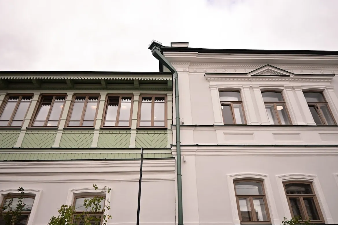 В доме фабриканта Злоказова на Пролетарской восстановили фасады, кровлю, лепнину и парадную мраморную лестницу. С 1 сентября в здании начнёт работу частная начальная школа на 144 ученика.