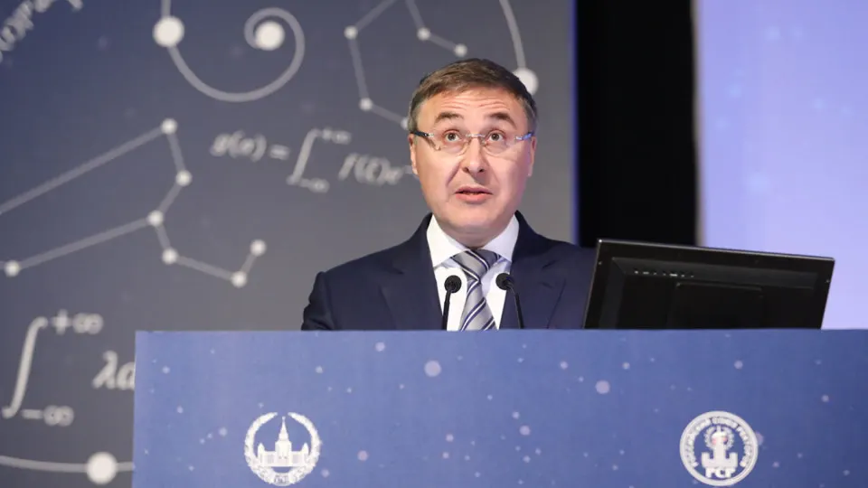 Валерий Фальков заявил, что массовое стремление выпускников в вузы не соответствует потребностям рынка труда. Власти переориентируют школьников в систему СПО, меняют требования к поступлению и сокращают некоторые платные места в вузах.