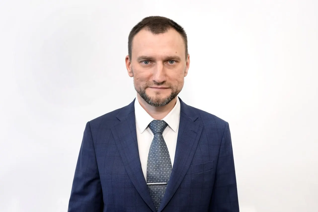 Ивана Долотова перевели с должности начальника управления комплексной безопасности на пост проректора по хозяйственной работе; причины кадровой ротации вуза официально не раскрыты.