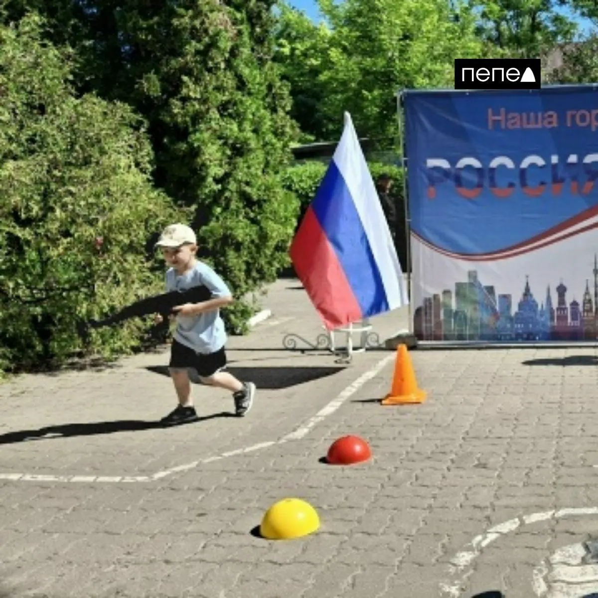 В образовательных учреждениях региона воспитанники и школьники участвовали в спортивных эстафетах с игрушечным оружием, писали письма военнослужащим, проходили «курс молодого бойца» и украшали «Окна России».