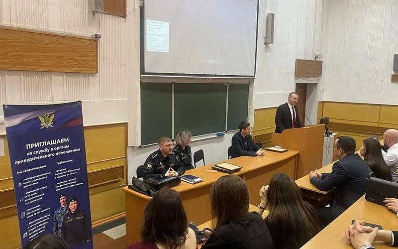 Сергей Салишев, признанный виновным в организации незаконных азартных игр, сменил фамилию на Вешняков, продолжал занимать административные и консультативные должности в вузах и комиссиях, а также фигурировал в кадровых органах силовых структур.