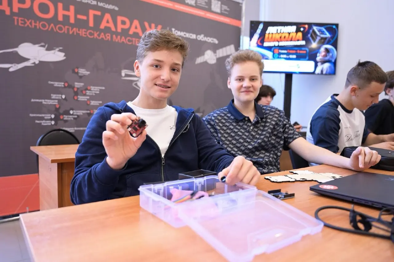 В Томске стартовала первая смена летней Школы юного космонавта: 20 старшеклассников работают над прототипом полезной нагрузки для наноспутника. Программа включает сборку корпусов, занятия в обсерватории и защиту проектов; набор на последующие смены продолжается.