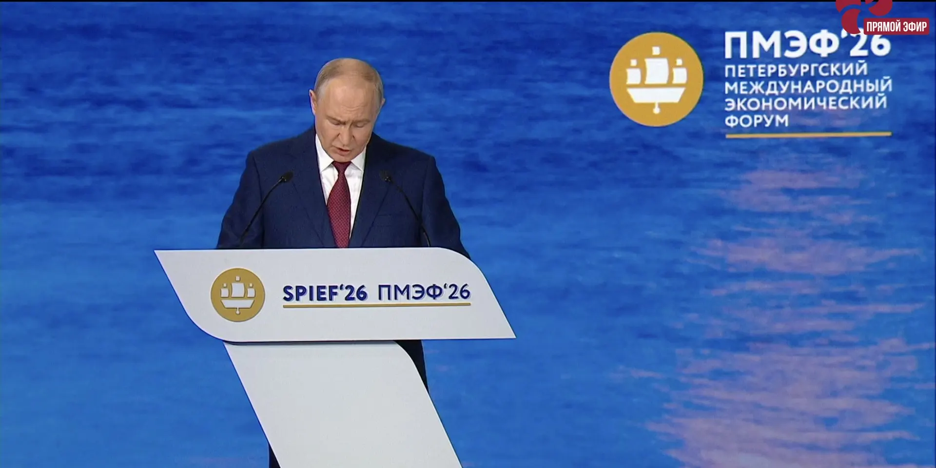 Президент предложил закрепить институт стажировок в Трудовом кодексе, чтобы выпускники могли переезжать в регионы с дефицитом кадров; соответствующий законопроект уже внесён в Госдуму.