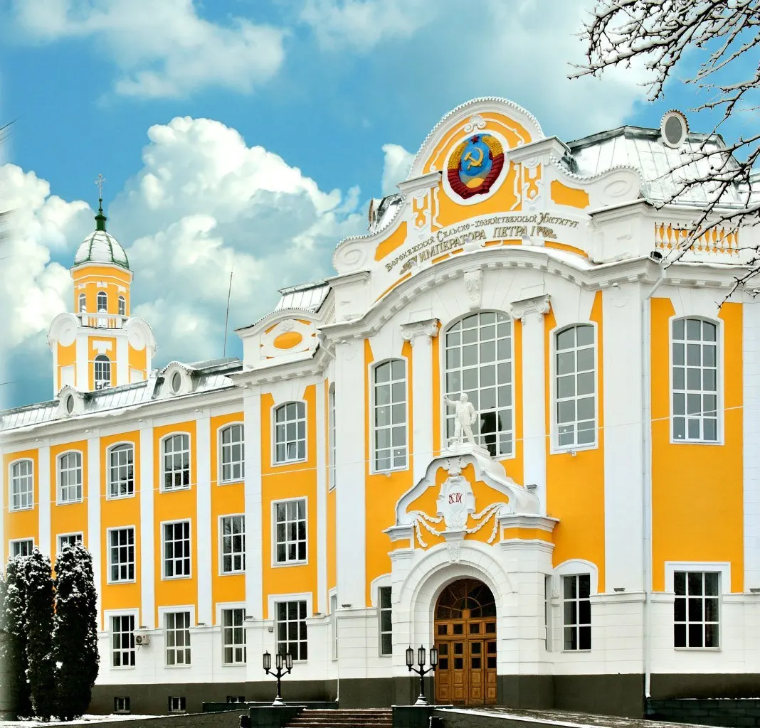 С 2018 по 2021 год преподаватель за деньги писала выпускные работы для студентов. Суд назначил штраф почти в пять раз больше полученных средств и запретил преподавать на три года. В том же вузе ранее проходили похожие уголовные дела.