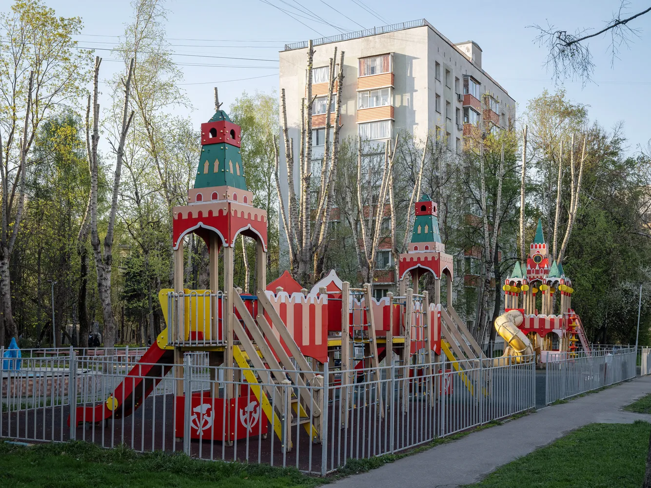 В московских дворах всё чаще появляются тематические площадки с военной и патриотической символикой. Архитекторы и детский психолог объясняют, как такие решения влияют на игру и развитие детей.