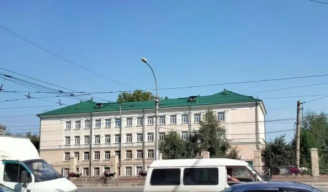 Школу №47 в Кировском районе отремонтируют к 1 сентября 2027 года — на работы выделено 140 млн рублей. Одновременно в регионе продолжают строительство и реконструкцию других образовательных объектов.