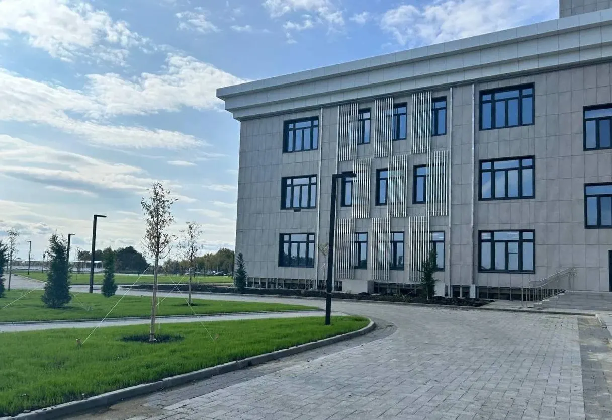 В первый учебный год новая школа примет 800 учащихся 5–8 и 10 классов; в перспективе число учеников достигнет 1 100, из них 600 смогут проживать в интернате. Приём документов — с 15 июня по 4 июля 2026 года. Учебные профили: технологический, естественно-научный, агротехнологический и гуманитарный; в школе предусмотрены лаборатории, центры ИИ и робототехники, спорткомплекс и медблоки.