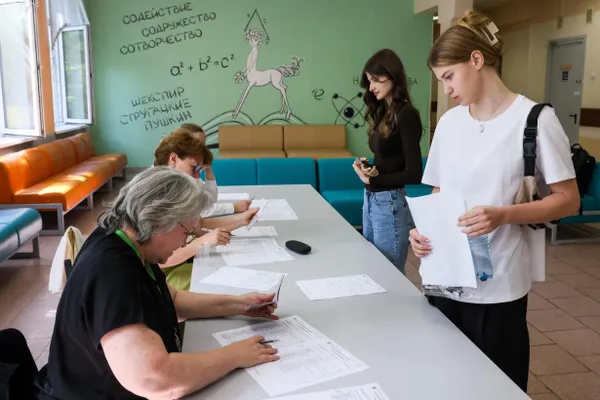 После ЕГЭ по русскому языку 4 июня ученики, родители и учителя пожаловались на опечатку в задании и на несоответствие тем текстам ряда авторов; Рособрнадзор признал опечатку и сообщил о проверке претензий к подбору текстов.