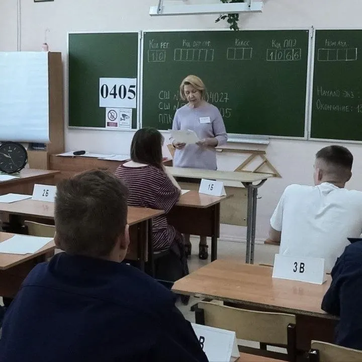 Во время ОГЭ по географии у девятиклассницы в Петрозаводске сработал мобильный телефон. Ее удалили с экзамена — пересдача назначена на сентябрь, также возможно административное наказание до 5 тыс. рублей, сообщили в Минобре Карелии.