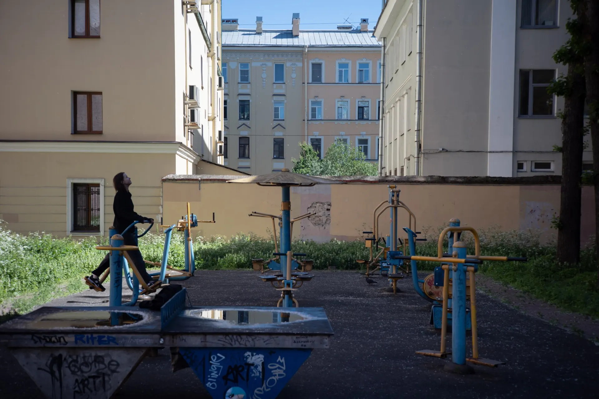 В Пулково отменены и задержаны рейсы после атак дронов на Москву. В Петербурге введены ограничения движения, в регионе рассматривают протоколы против активиста. По стране — сообщения об ударах по объектам в Подмосковье и Воронеже, а в новом школьном учебнике планируют упоминания о Курской области.