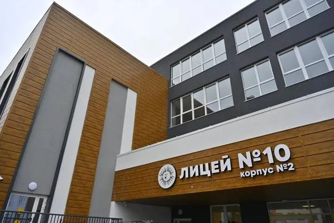 Новый корпус на 543 места и соседний спортивно‑оздоровительный комплекс готовы на 99%: после ввода корпуса лицей будет принимать более 2 100 учеников, а в спорткомплексе откроют секции и свободное плавание уже этой осенью.