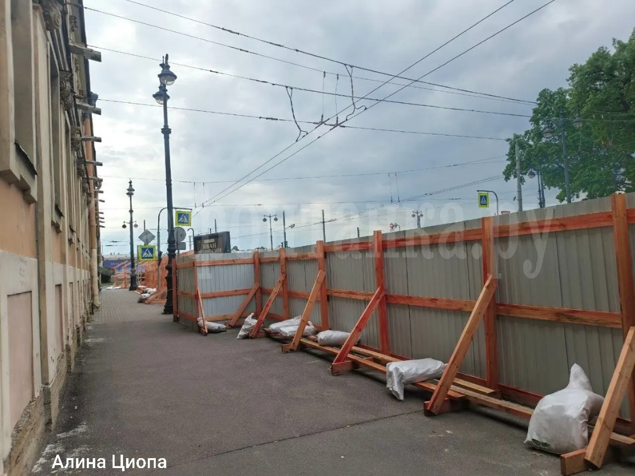 Здание на Кадетской линии оградили забором: его передали университету под учебные аудитории. Реставрацию памятника архитектуры должны завершить до января 2027 года — ранее работы не велись из‑за нехватки финансирования.