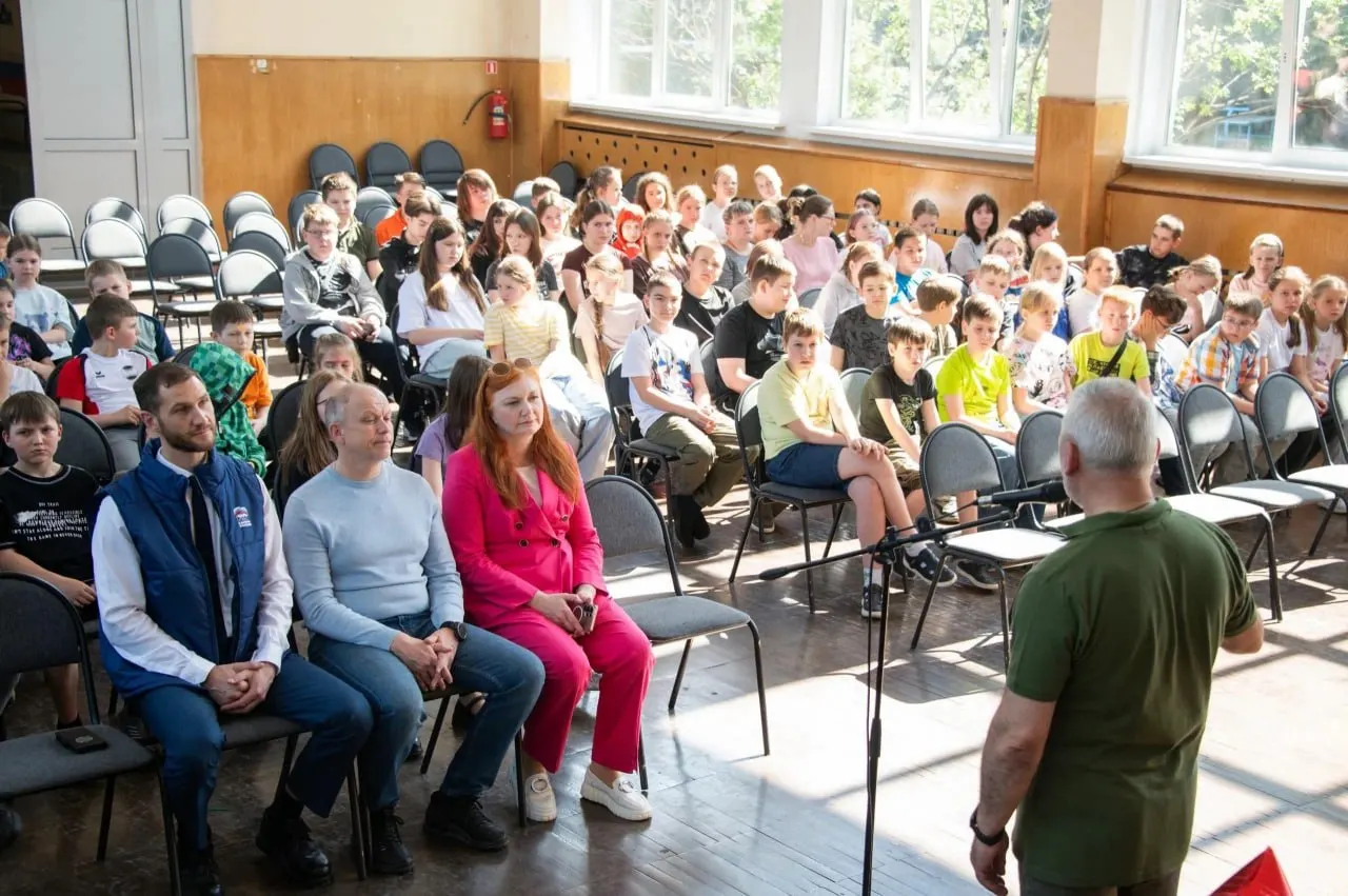В одном из детских лагерей Мурманской области бывший подполковник ФСБ рассказал детям о терроризме, экстремизме и работе контртеррористических подразделений. В мероприятии участвовали представители «Единой России», заявившие, что такие занятия развивают бдительность и внутреннюю ответственность.