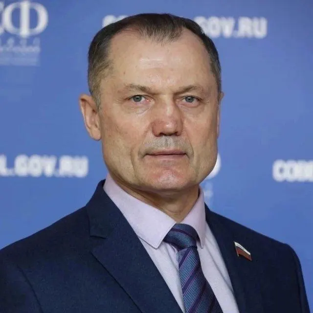 Сенатор от Рязанской области предложил закрепить законом формат, при котором студенты вузов и колледжей будут проводить на базовых предприятиях до половины учебного времени. Критики предупреждают о риске закрытия дефицита кадров за счёт студентов и отсутствии гарантий оплаты.